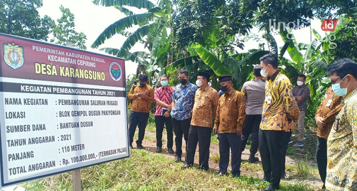 MENINJAU: Bupati Kendal, Dico Ganinduto saat meninjau saluran irigasi bersama Kepala Desa Karangsuno, Sokimin. (Unggul Priambodo/Lingkarjateng.id)