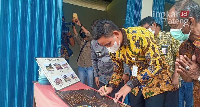 Bupati Kendal Kecewa Temukan 1 Dusun Program BKK Tak Sesuai Visi Misi 25 MERESMIKAN: Bupati Kendal, Dico M Ganinduto saat meresmikan rumah produksi UMKM di Desa Payung Kecamatan Weleri, Kendal.
