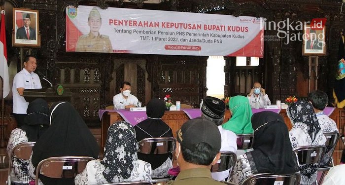 SAMBUTAN: Bupati Kudus HM Hartopo saat melakukan sambutan dalam acara penyerahan SK Purna Tugas ASN di Pendopo Kabupaten Kudus, Jumat (25/2). (Istimewa/Lingkarjateng.id)
