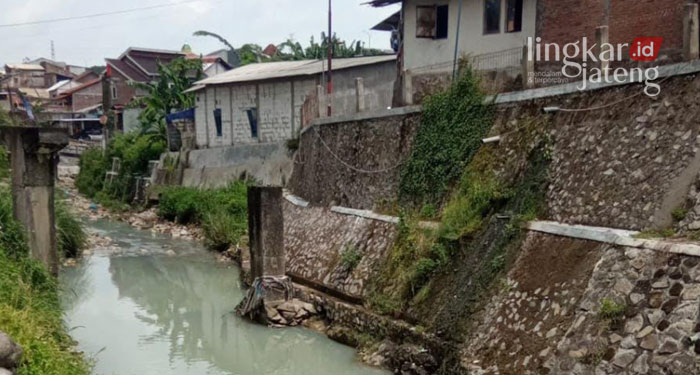 Cemari Lingkungan, DLH Semarang Minta PT Alutama Perbaiki IPAL 25 KUMUH: Instalasi Pengolahan Air dan Limbah (IPAL) di aliran Sungai Silandak, Kelurahan Ngaliyan RT2/RW7. (Dok. Pemkot Semarang/Lingkarjateng.id)