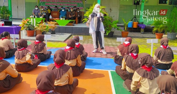 Chacha Frederica Ajak Pelajar Kendal Minum Suplemen Tambah Darah 25 PENUH SEMANGAT: Chacha Frederica memberikan dorongan kepada para pelajar untuk meminum suplemen tambah darah. (Unggul Priambodo/Lingkarjateng.id)
