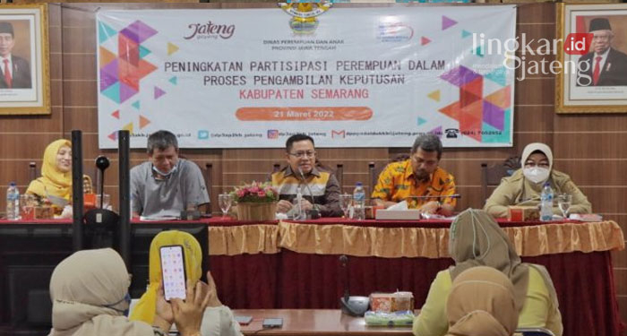 DPRD Jateng Dorong Keterwakilan Parlemen 30 Persen Perempuan 25 BERBINCANG: Para pimpinan DPRD Jateng Heri Pudyatmoko, Sukirman dan Ferry Wawan Cahyono saat berbincang partisipasi perempuan dalam parlemen di Ungaran, Kabupaten Semarang, Senin (21/3). (Dok. DPRD Jateng/Lingkarjateng.id)
