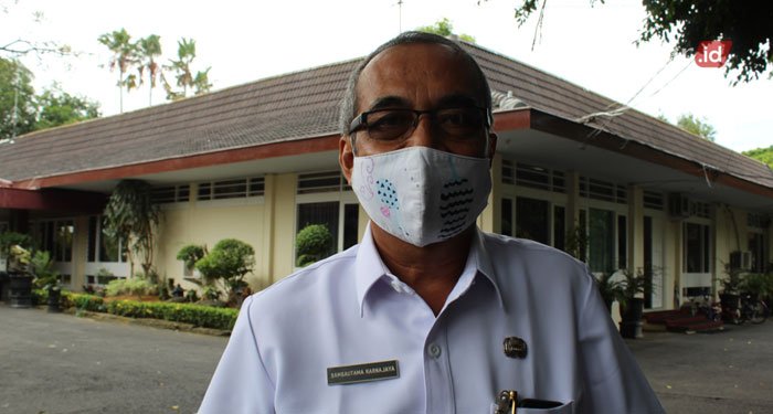 DPUPR Blora Siapkan 15 Titik Pembangunan Jalan 25 MENYAMPAIKAN: Kepala DPUPR, Samgautama Karnajaya menjelaskan titik pembangunan jalan usai mengikuti acara di rumah dinas Pendopo Blora. (Lilik Yuliantoro/Lingkarjateng.id)