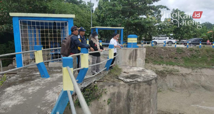 MENINJAU: DPUPR Blora meninjau Sungai Glandangan, Desa Kedungtuban. (Istimewa/Lingkarjateng.id)