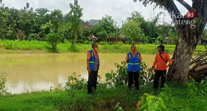 MENINJAU: DPUPR Blora meninjau lokasi banjir di wilayah Desa Jiken, Kecamatan Jiken, Selasa (8/3). (Istimewa/Lingkarjateng.id)