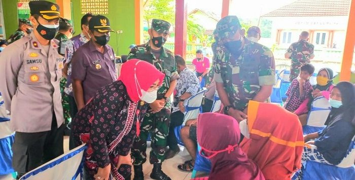 Dandim Grobogan Dampingi Danrem Tinjau Serbuan Vaksinasi TNI