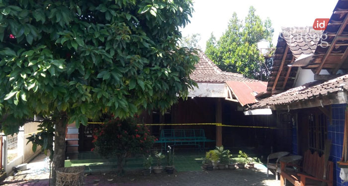 POTRET: Rumah korban diberi garis polisi agar tidak ada barang bukti yang keluar dari rumah tersebut, Dukuh Klepu, Desa Ringinarum, Kecamatan Ringinarum, Kendal. (Unggul Priambodo/Lingkarjateng.id)