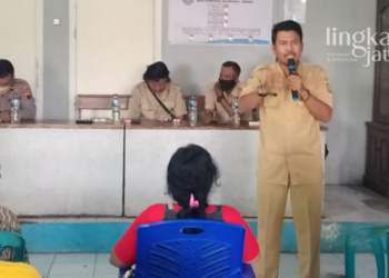 Dinilai Tak Transparan, Pemdes Sumberejo Kendal Ingin Keterbukaan Dana Pokdarwis 31 MENJELASKAN: Kepala Desa Sumberejo, Ngatman saat memberi penjelasan ke segenap pengurus untuk transparan pengelolaan keuangan. (Unggul Priambodo/Lingkarjateng.id)