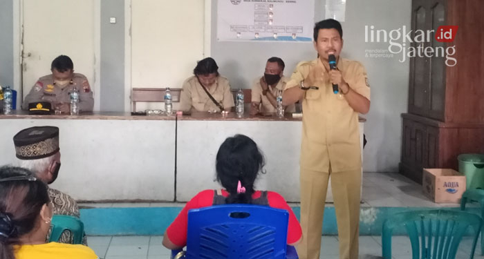 MENJELASKAN: Kepala Desa Sumberejo, Ngatman saat memberi penjelasan ke segenap pengurus untuk transparan pengelolaan keuangan. (Unggul Priambodo/Lingkarjateng.id)