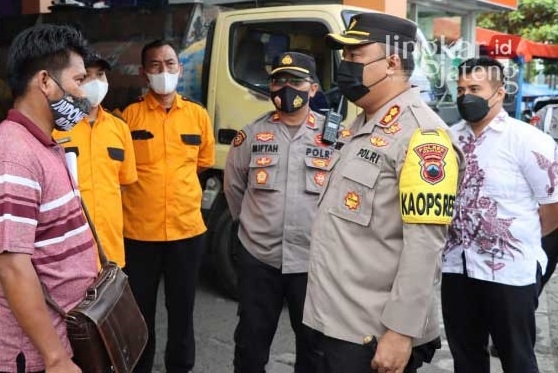 Distribusi Minyak Goreng Curah di Demak Dikawal Petugas