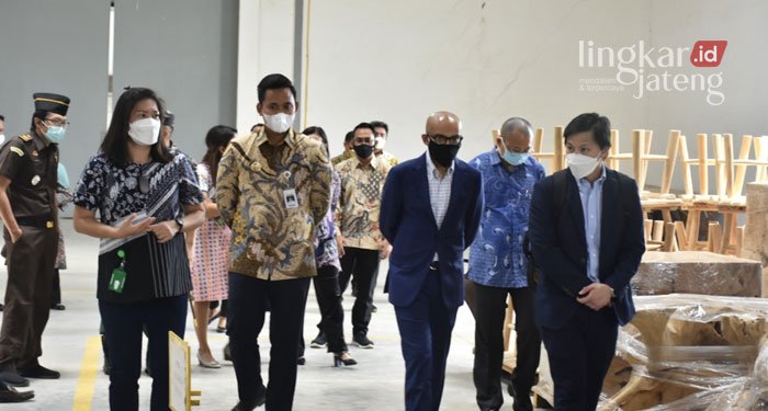 Dubes Singapura Anil Kumar Kagumi Kawasan Industri Kendal 25 MENINJAU: Dubes Singapura untuk Indonesia, Anil Kumat Naya bersama Bupati Kendal, Dico Ganinduto saat berkeliling di beberapa perusahaan KIK. (Unggul Priambodo/Lingkarjateng.id)