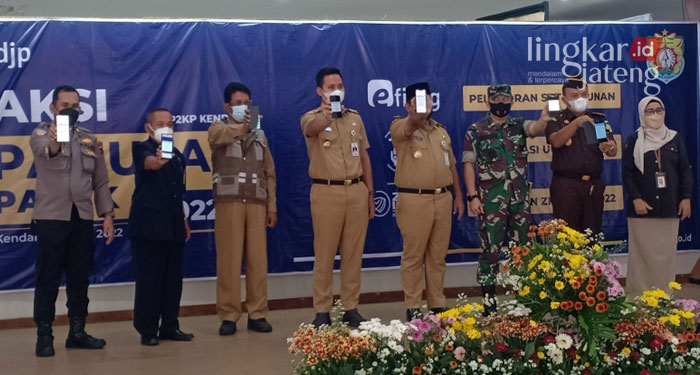 MENUNJUKKAN: Forkopimda Kendal menunjukkan bukti lunas pajak saat acara aksi panutan pajak di Pendopo Bahurekso. (Unggul Priambodo/Lingkarjateng.id)