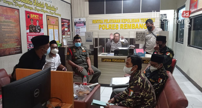 GP Ansor Rembang saat melaporkan unggahan akun Tik Tok yang melecehkan Ketua Umum GP Ansor Yaqut Cholil Qoumas ke Polres Rembang.