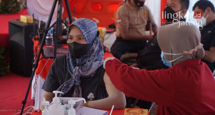 Ganjar Pranowo Buka Suara Terkait SE Penundaan Bansos Jika Tak Vaksin 25 ILUSTRASI: Masyarakat Bumi Kartini saat vaksinasi Covid-19. (Adhik Kurniawan/Lingkarjateng.id)