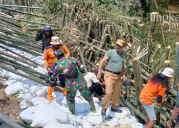Gotong Royong Bangun Tanggul