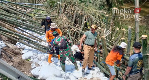 Forkopimda Rembang Gotong Royong Bangun Tanggul 25 Gotong Royong Bangun Tanggul