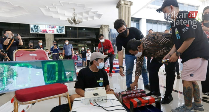 PENUH SEMANGAT: Wali Kota Semarang, Hendrar Prihadi menggelar Mini 4WD Race 2022 di Hall Balai Kota Semarang, Minggu (20/3). (Dok. Pemkot Semarang)