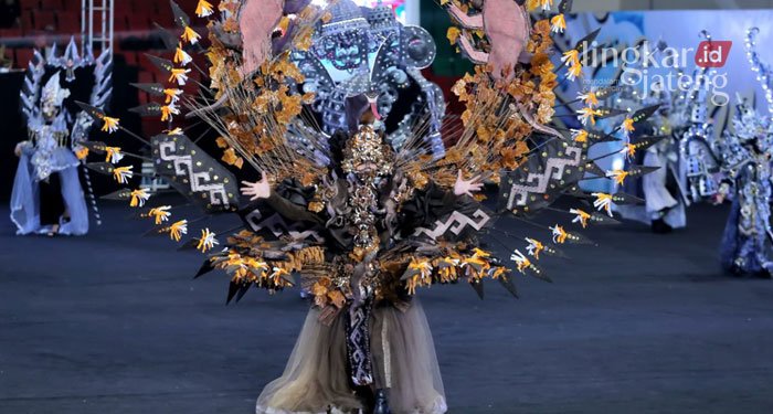 UNIK: Salah satu kostum yang tampil di pergelaran Semarang Night Carnival 2022 di Sirkuit Mijen, Kota Semarang. (Adimungkas/Lingkarjateng.id)