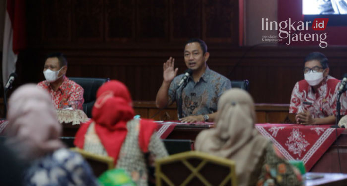 Hendrar Prihadi Sebut Kebijakan Boleh Mudik Jadi Kado Terindah dari Jokowi 25 MENJELASKAN: Wali Kota Semarang, Hendrar Prihadi menyebut diperbolehkannya aktivitas mudik lebaran tahun ini sebagai kado terindah dari Presiden RI Joko Widodo, Kamis (24/3). (Dok. Pemkot Semarang/Lingkarjateng.id)