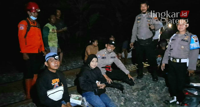 MENGEVAKUASI: Petugas saat menemukan korban di hutan larangan, Kecamatan Tanggungharjo, Kamis (17/3) malam. (Muhamad Ansori/Lingkarjateng.id)
