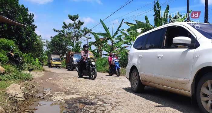 Imbas Pantura Macet, Jalan Alternatif Rembang Alami Kerusakan