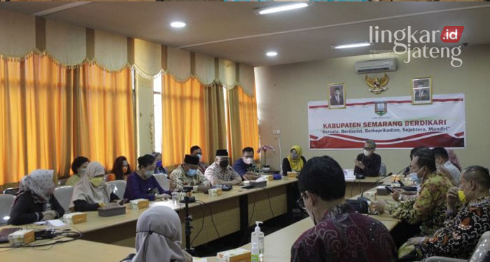 MENINJAU: Jajaran Komisi E DPRD Jateng berada di Kantor Setda Kabupaten Semarang, untuk meninjau perkembangan vaksinasi. (Dok. DPRD Jateng/Lingkarjateng.id)