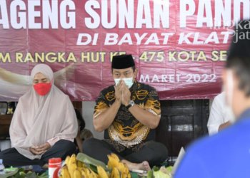 ZIARAH: Wali Kota Semarang Hendrar Prihadi melakukan ziarah ke makam leluhur dalam rangka HUT ke-475 Kota Semarang. (Adimungkas/Lingkarjateng.id)