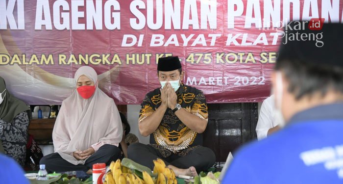 ZIARAH: Wali Kota Semarang Hendrar Prihadi melakukan ziarah ke makam leluhur dalam rangka HUT ke-475 Kota Semarang. (Adimungkas/Lingkarjateng.id)