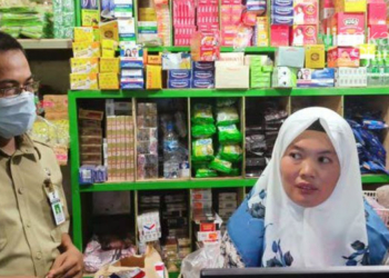 MENINJAU: Kepala UPTD Pasar Wilayah 3 Kabupaten Blora, Uki Marthin Andhana meninjau kebutuhan harga pangan di Pasar Ngawen. (Lilik Yuliantoro/Lingkarjateng.id)