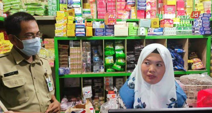 Jelang Ramadan, Harga Komoditas Pangan di 3 Pasar Blora Relatif Stabil 25 MENINJAU: Kepala UPTD Pasar Wilayah 3 Kabupaten Blora, Uki Marthin Andhana meninjau kebutuhan harga pangan di Pasar Ngawen. (Lilik Yuliantoro/Lingkarjateng.id)