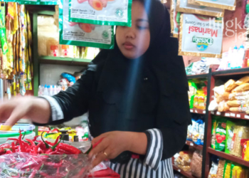 ILUSTRASI: Pedagang sedang menyiapkan barang dagangnya di Kios Pasar Bitingan, Kabupaten Kudus. (Falasifah/Lingkarjateng.id)