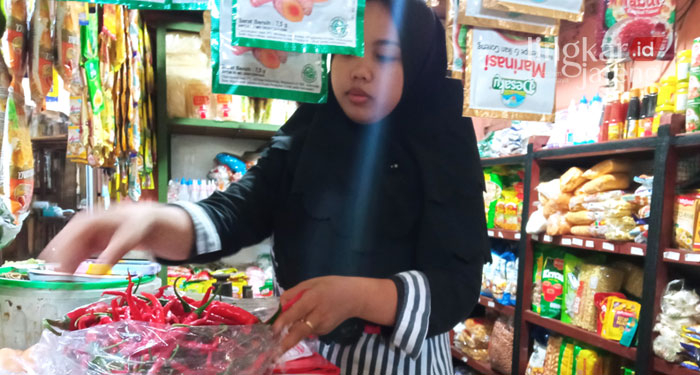 ILUSTRASI: Pedagang sedang menyiapkan barang dagangnya di Kios Pasar Bitingan, Kabupaten Kudus. (Falasifah/Lingkarjateng.id)