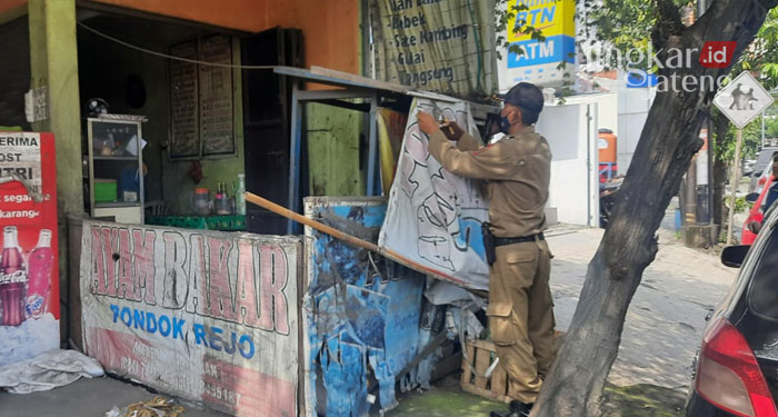 Jelang Summit Kota Sehat, Spanduk Liar di Semarang Ditertibkan 25 MENERTIBKAN: Petugas dari Satpol PP Kota Semarang menertibkan spanduk liar yang dipasang tanpa izin, Senin (21/3). (Dok. Pemkot Semarang/Lingkarjateng.id)