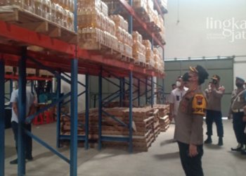 SIDAK: Kapolres Kendal, AKBP Yuniar Ariefianto melakukan sidak di sebuah gudang di Weleri dan menemukan 3 ton minyak goreng belum didistribusikan. (Unggul Priambodo/Lingkarjateng.id)
