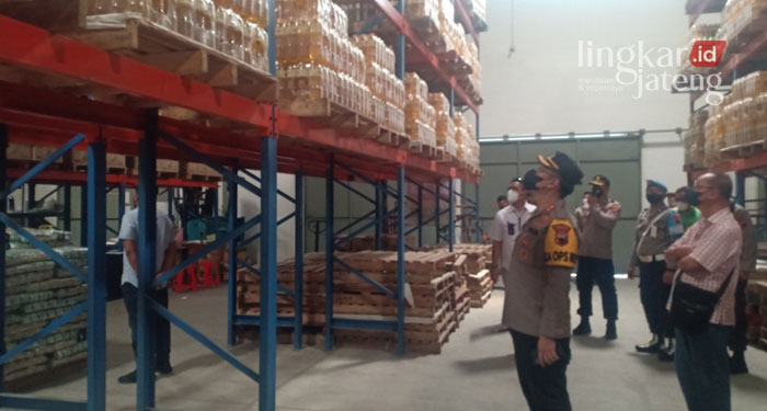 SIDAK: Kapolres Kendal, AKBP Yuniar Ariefianto melakukan sidak di sebuah gudang di Weleri dan menemukan 3 ton minyak goreng belum didistribusikan. (Unggul Priambodo/Lingkarjateng.id)