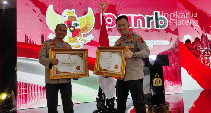 SIMBOLIS: Kapolres Kendal, AKBP Yuniar Ariefianto saat menerima penghargaan penyelenggara pelayanan publik kategori pelayanan prima 2021 dari PAN RB. (Unggul Priambodo/Lingkarjateng.id)