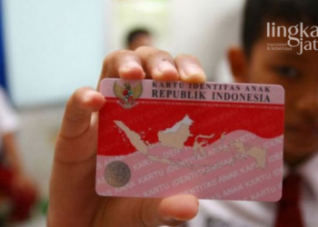ILUSTRASI: Anak menunjukkan Kartu Identitas Anak (KIA) miliknya. (Google.com/Lingkarjateng.id)