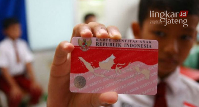 Orang Tua Wajib Tahu, Ini Syarat dan Cara Membuat Kartu Identitas Anak 25 ILUSTRASI: Anak menunjukkan Kartu Identitas Anak (KIA) miliknya. (Google.com/Lingkarjateng.id)