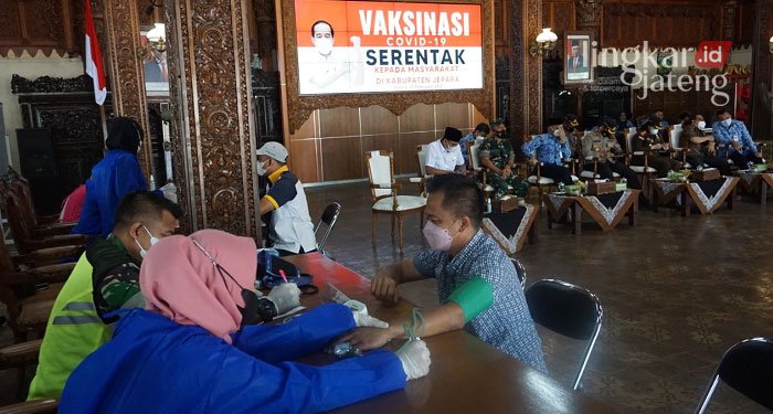 Kasus Covid-19 Melonjak Tajam, Jepara Masuk PPKM Level 3 25 VAKSINASI: Petugas medis sedang memeriksa peserta yang mengikuti vaksin massal. (Muslichul Basid/Lingkarjateng.id)