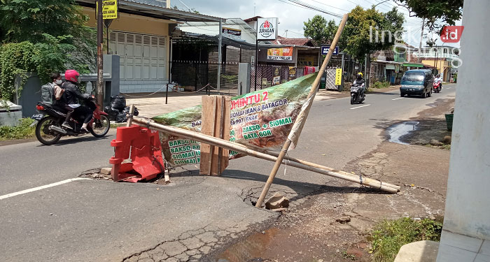 RUSAK: Keadaan lalu lintas di daerah jalan yang mengalami kerusakan, Jalan Kecamatan Dawe-Gebog, Desa Samirejo, Kecamatan Dawe, Kudus. (Falaasifah/Lingkarjateng.id)