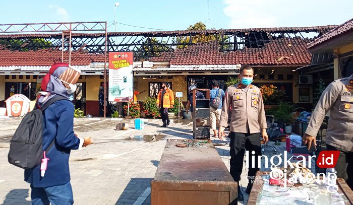 Kebakaran Menyambar Salah Satu Gedung Polres Demak 25 Kebakaran Menyambar Salah Satu Gedung Polres Demak