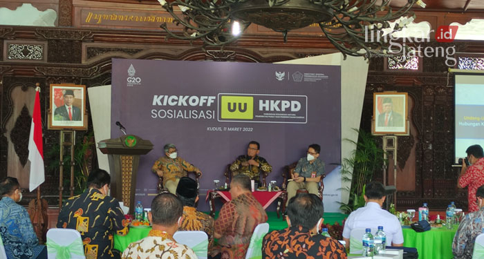 SOSIALISASI: Kegiatan sosialisasi UU HKPD di Pendopo Kabupaten Kudus, Jumat (11/3). (Nisa Hafizhotus Syarifa/Lingkarjateng.id)