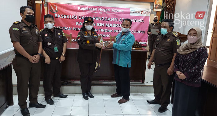 SIMBOLIS: Kejaksaan Negeri (Kejari) Jepara mengembalikan uang korupsi Anggaran Pendapatan dan Belanja Desa (APBDes) kepada Petinggi Desa Mindahan Agus Heri P, yang berlangsung di Aula Kejari Jepara, Rabu (2/3). (Muslichul Basid/Lingkarjateng.id)