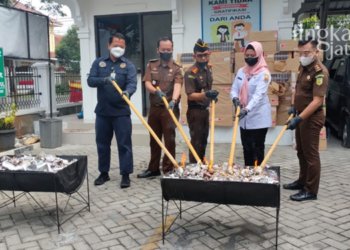 MEMUSNAHKAN: Kejari Grobogan memusnahkan sebanyak 608.000 batang rokok ilegal di halaman Kantor Kejari Grobogan, Rabu (23/3). (Muhamad Ansori/Lingkarjateng.id)