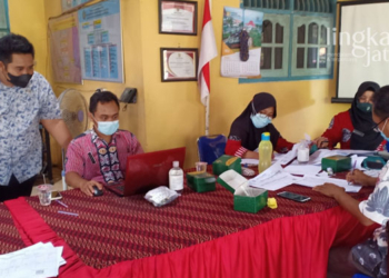 MENINJAU: Kepala Desa Pagerdawung, Wahyu Ariyanto saat meninjau secara langsung pembagian bantuan dari Dana Desa (DD). (Unggul Priambodo/Lingkarjateng.id)