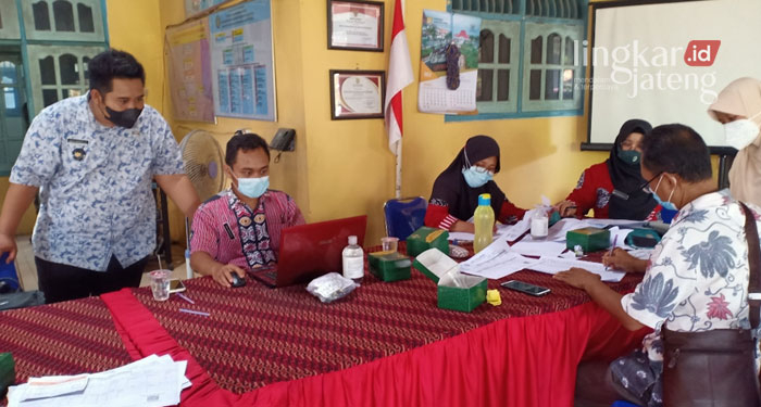 114 Warga Pagerdawung Kendal Terima Bantuan Dana Desa 25 MENINJAU: Kepala Desa Pagerdawung, Wahyu Ariyanto saat meninjau secara langsung pembagian bantuan dari Dana Desa (DD). (Unggul Priambodo/Lingkarjateng.id)