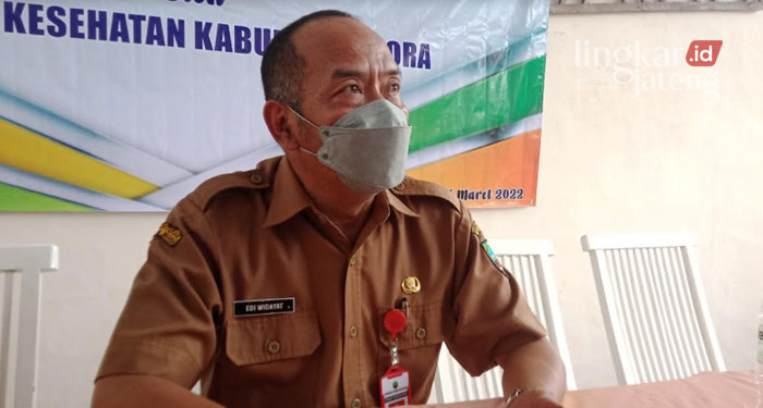 MENYAMPAIKAN: Kepala Dinkes Blora, Edi Widayat memberikan keterangan usai mengikuti ngopi bareng bersama pers. (Lilik Yuliantoro/Lingkarjateng.id)