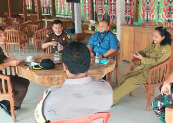 BERDIALOG: Kepala Kejari Grobogan, Iqbal bersama Intel Kejaksaan, Frengki Wibowo dan Kepala Desa Karangsari, Sri Suhartini saat membentuk Kampung Restorative Justice. (Muhamad Ansori/Lingkarjateng.id)