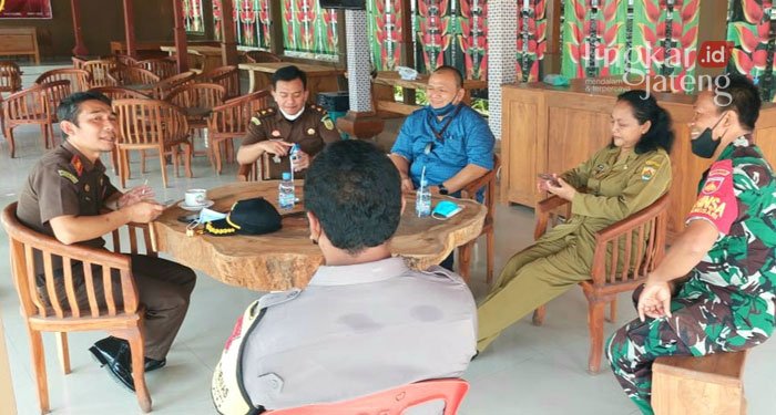 BERDIALOG: Kepala Kejari Grobogan, Iqbal bersama Intel Kejaksaan, Frengki Wibowo dan Kepala Desa Karangsari, Sri Suhartini saat membentuk Kampung Restorative Justice. (Muhamad Ansori/Lingkarjateng.id)