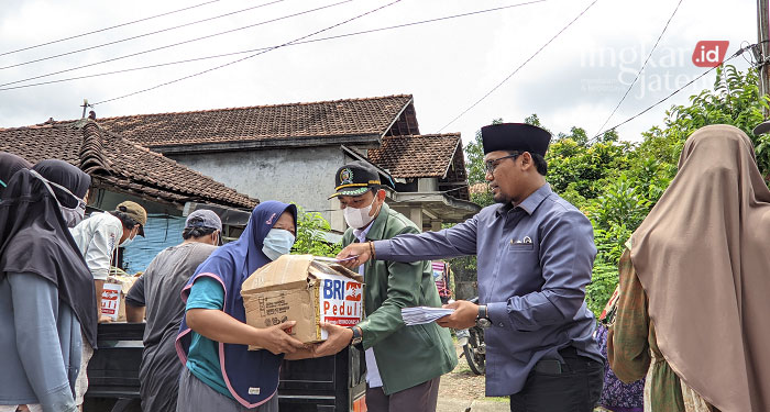 EMPATI: Ketua DPRD Jepara Haizul Ma'arif menyerahkan bantuan kepada warga yang terdampak musibah angin puting beliung. (Muslichul Basid/Lingkarjateng.id)